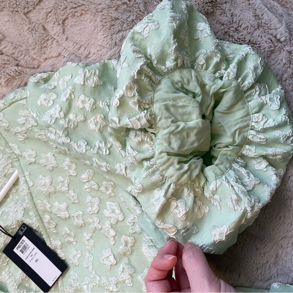 BNWT Embroidered Wrap Puff Sleeve Dress - Picture 5 of 8